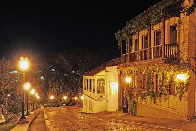 Classic Tbilisi Walking Tour - Gudiashvili Square and the turn toward Kldisubani
