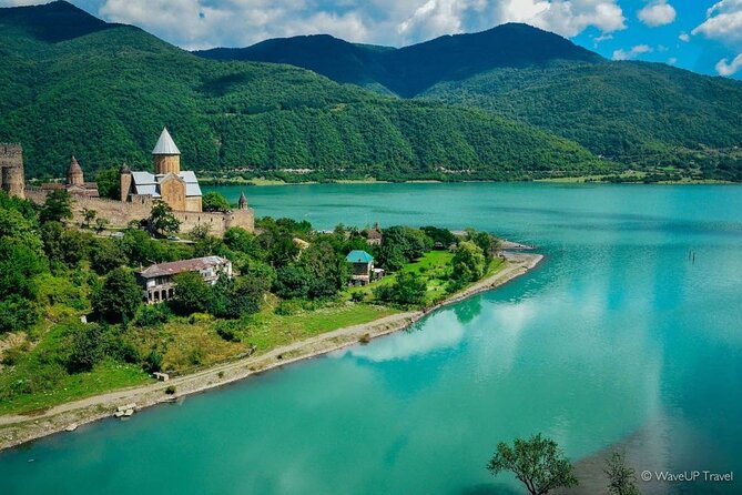 Kazbegi and Gudauri Full Day Private Tour from Tbilisi - Lunch at Rooms Kazbegi