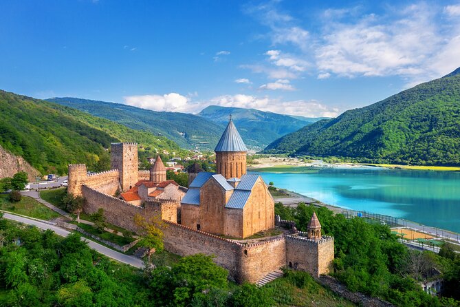 Private Day Tour to Kazbegi and Gudauri - Pasanauri and a proper Georgian lunch